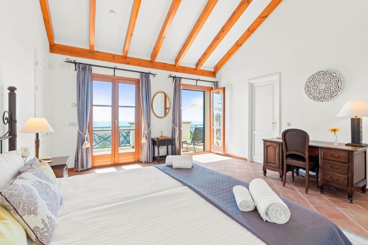 7 bedroom Villa for sale in Benahavis with garage - € 4,500,000 (Ref: 9131394)