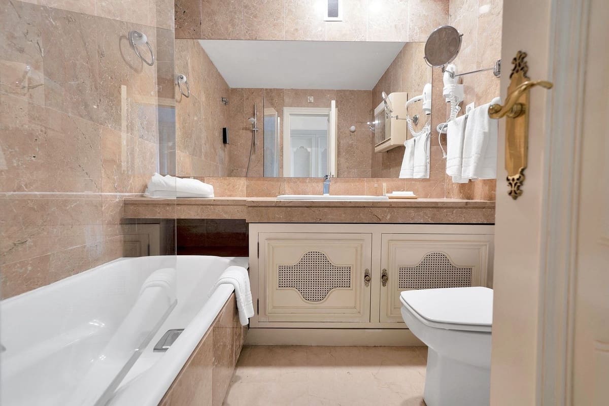 3 soverom Leilighet til salgs i Marbella med garasje - € 3 950 000 (Ref: 9131395)