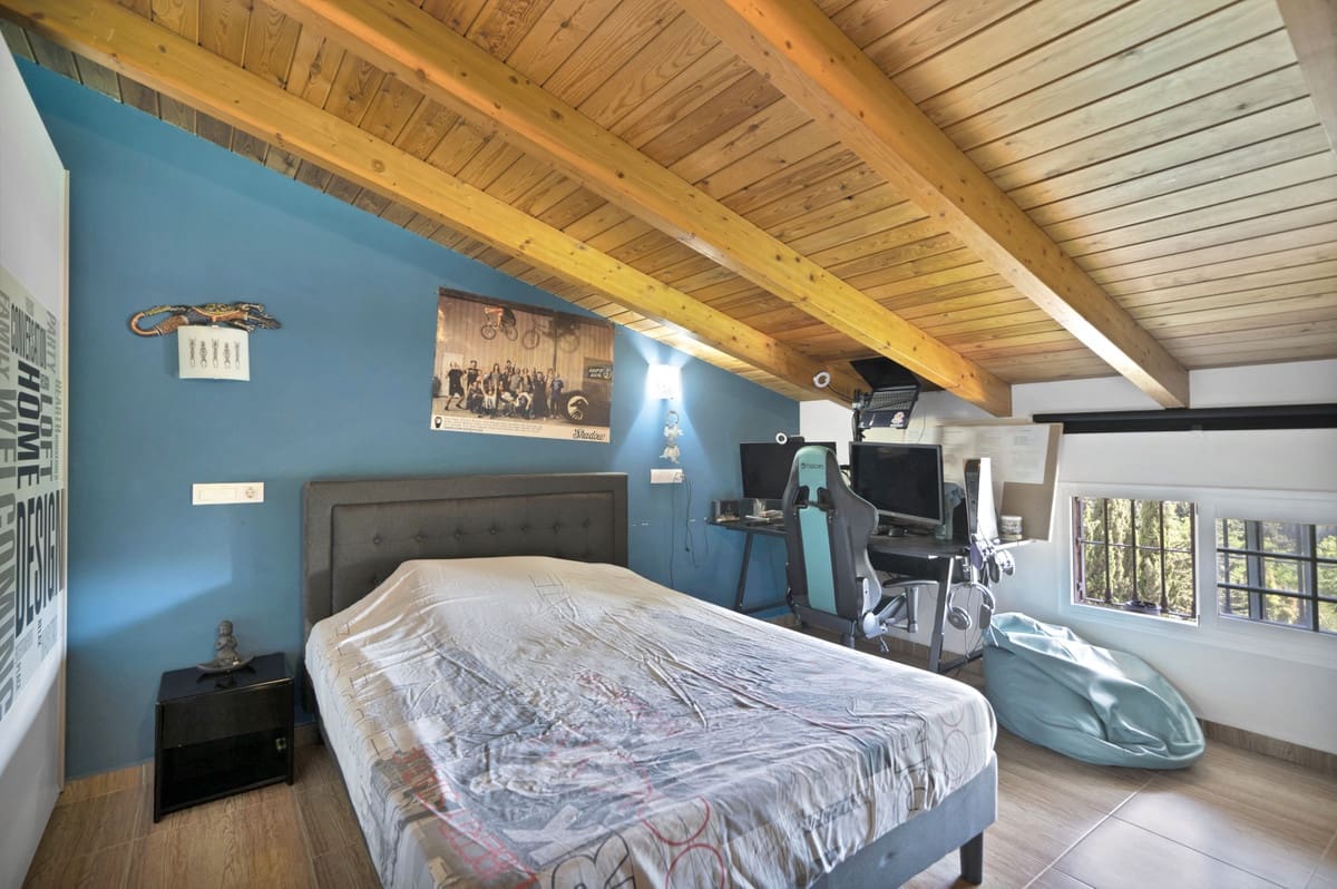 7 bedroom Villa for sale in Marbella - € 3,250,000 (Ref: 9131396)