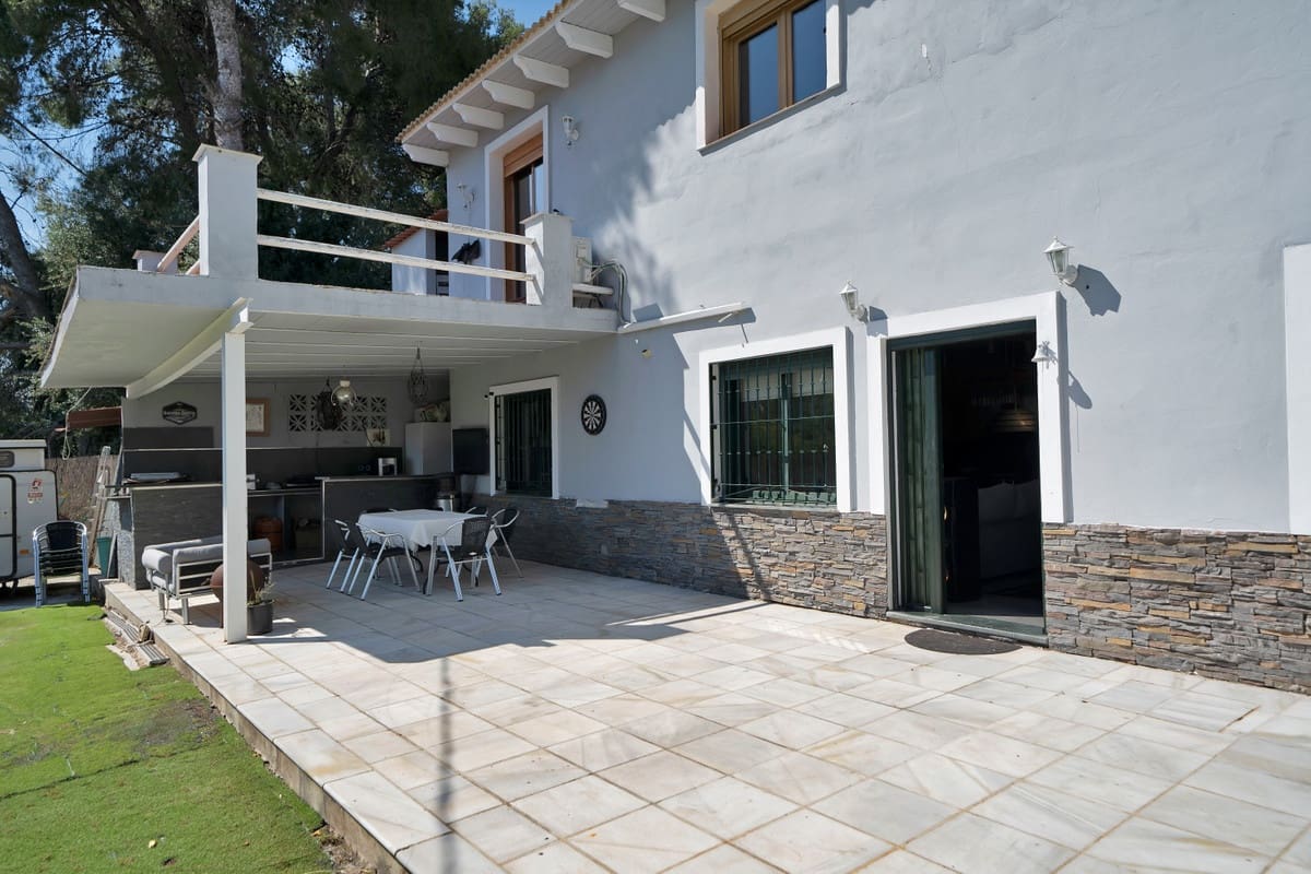 7 bedroom Villa for sale in Marbella - € 3,250,000 (Ref: 9131396)