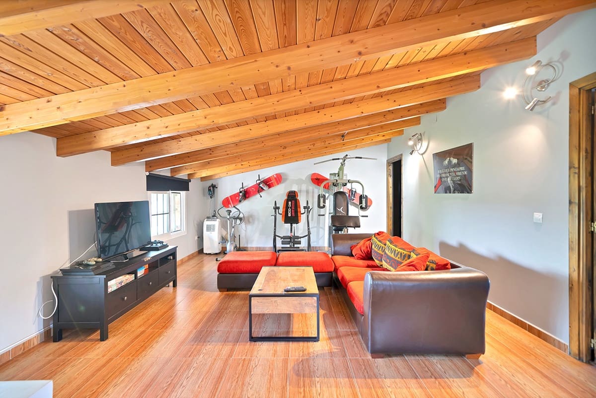 7 bedroom Villa for sale in Marbella - € 3,250,000 (Ref: 9131396)