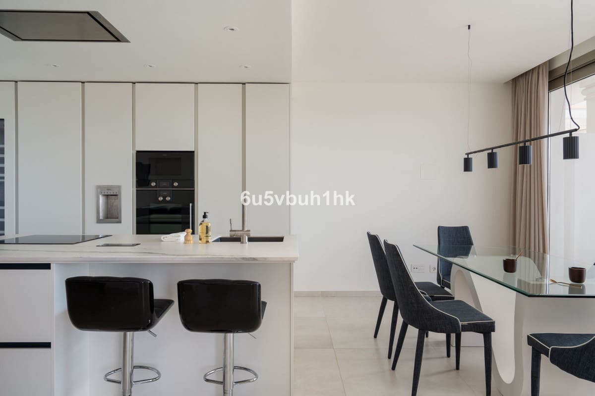 2 slaapkamer Appartement te koop in Marbella met garage - € 1.060.000 (Ref: 9131401)