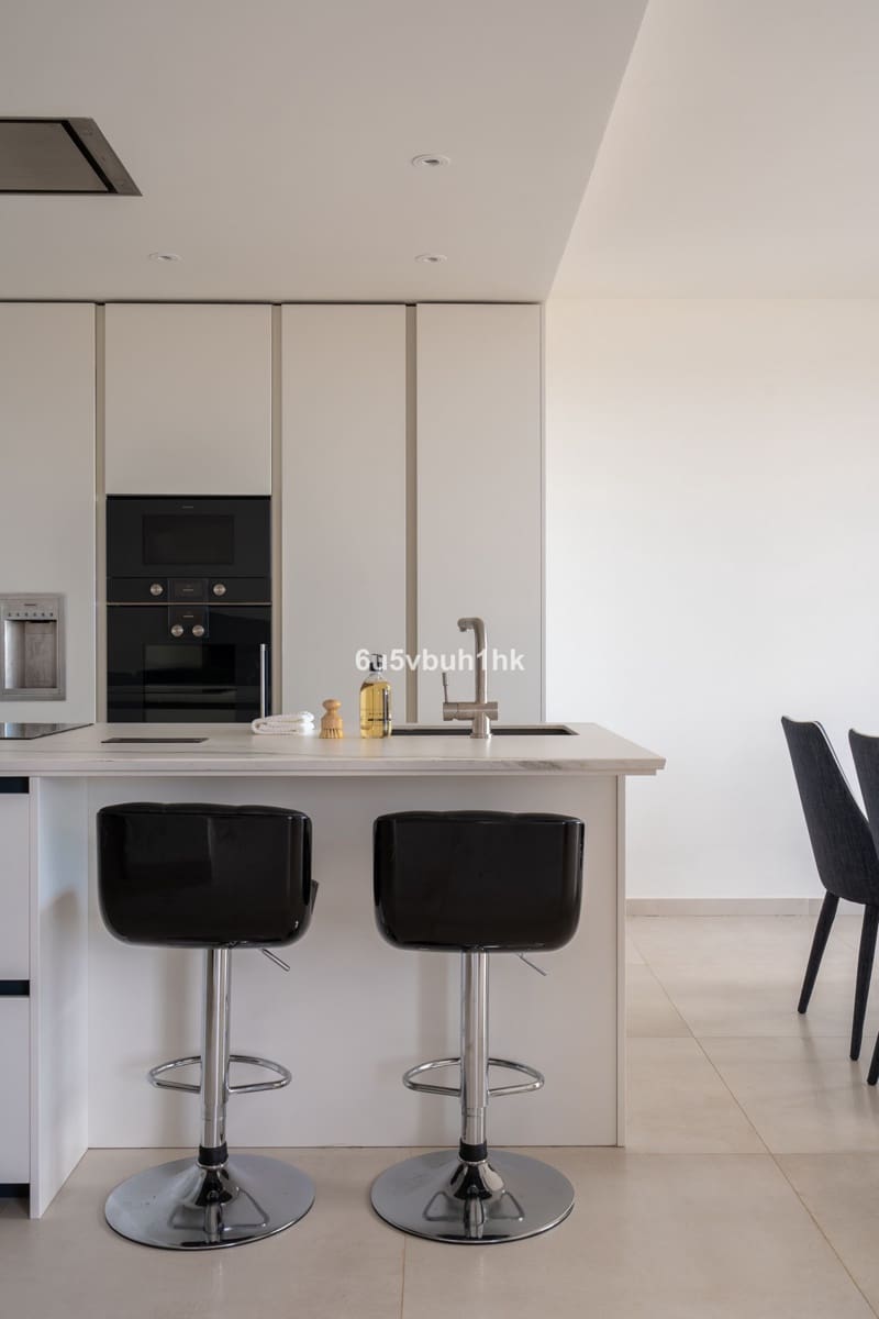 2 slaapkamer Appartement te koop in Marbella met garage - € 1.060.000 (Ref: 9131401)