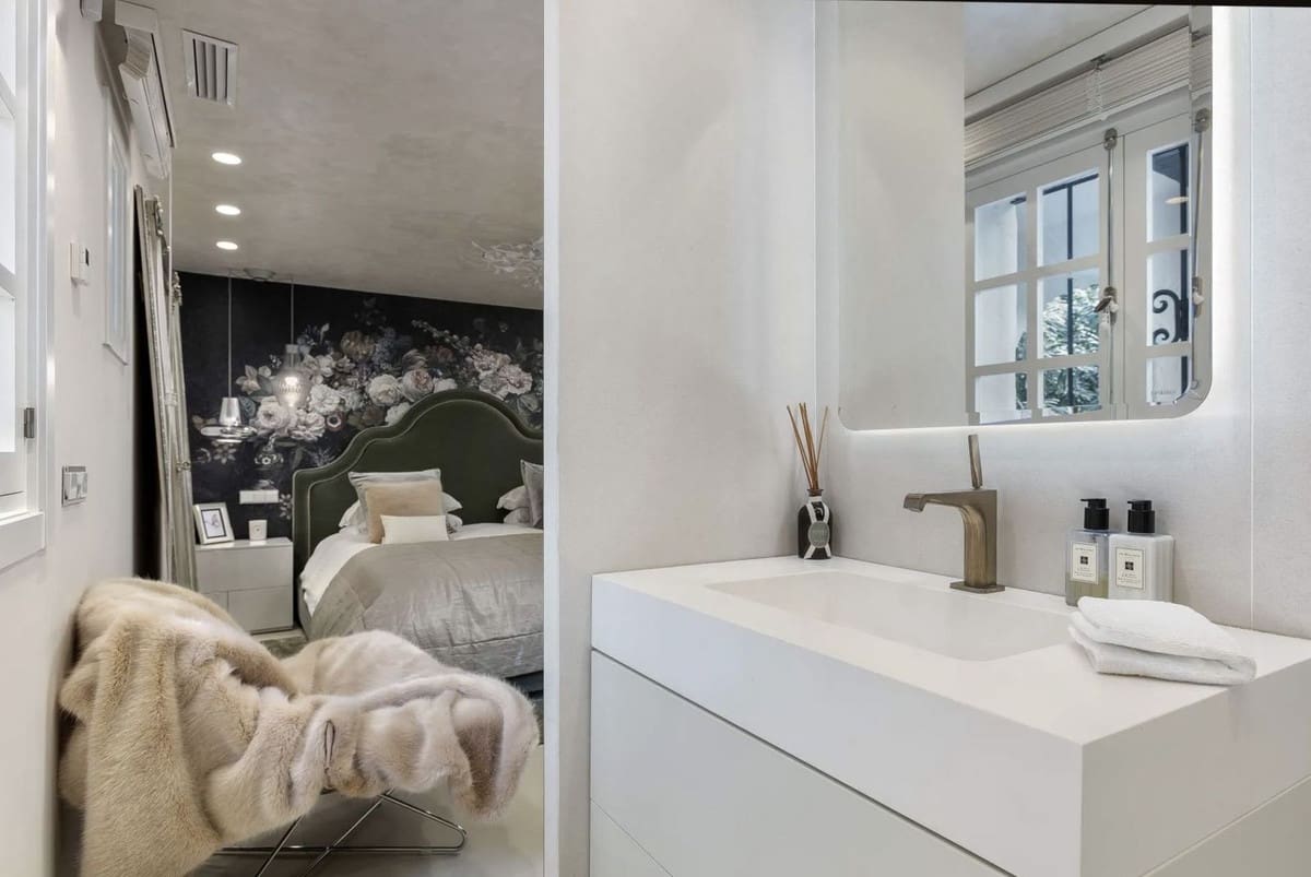 2 bedroom Apartment for sale in Marbella - € 2,500,000 (Ref: 9131402)