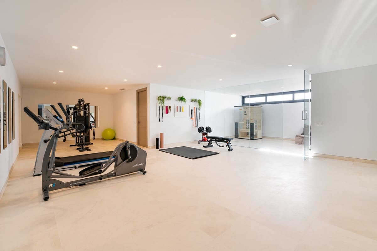 5 bedroom Villa for sale in Benahavis - € 4,995,000 (Ref: 9131723)