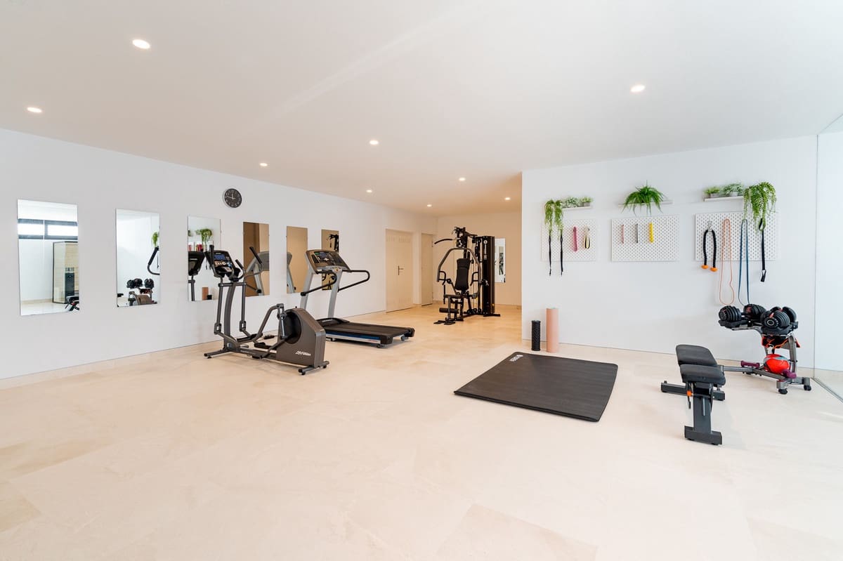 5 bedroom Villa for sale in Benahavis - € 4,995,000 (Ref: 9131723)