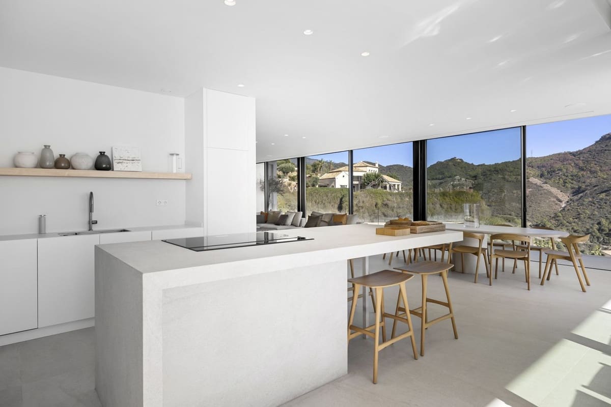 6 bedroom Villa for sale in Benahavis - € 4,895,000 (Ref: 9131725)