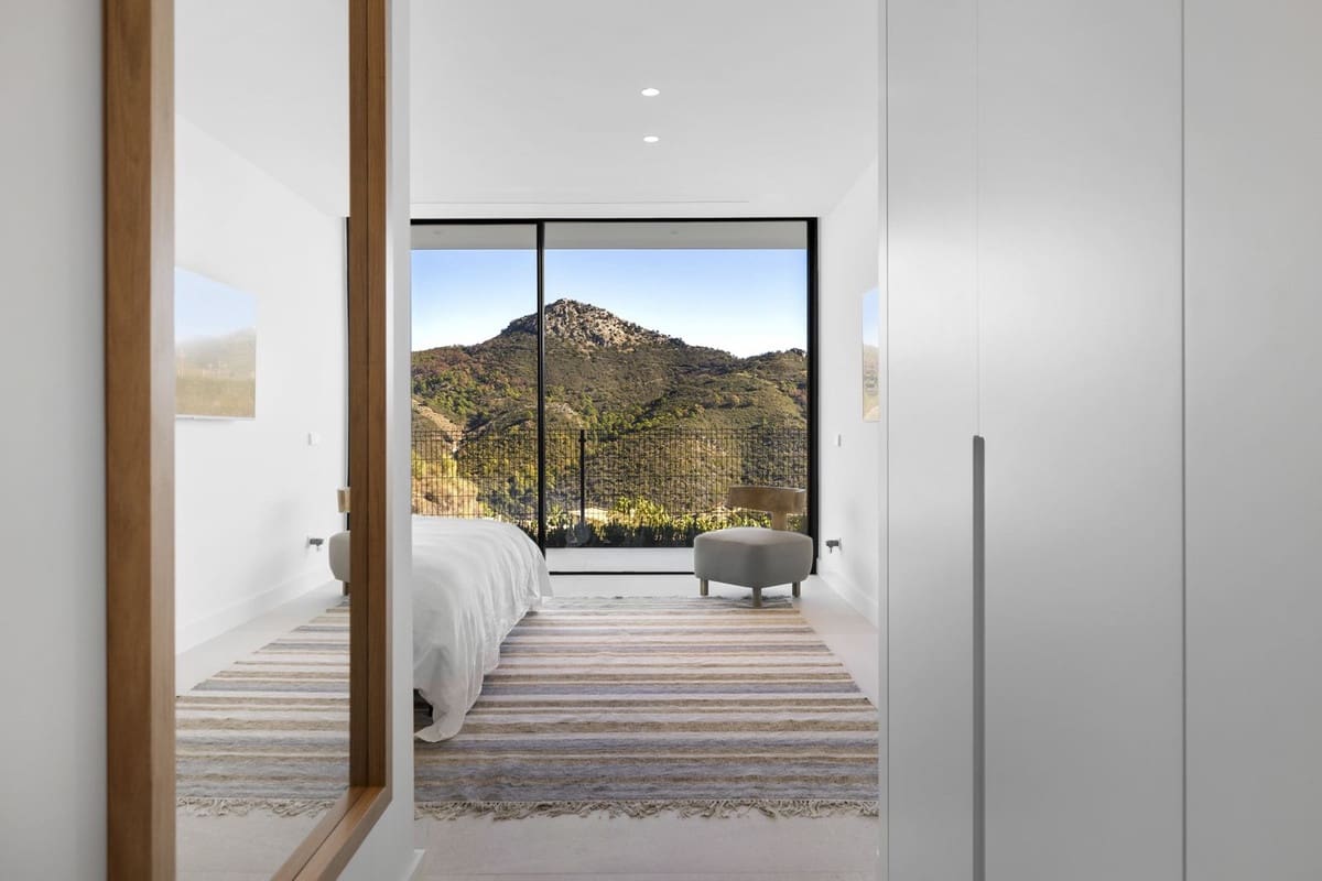 6 bedroom Villa for sale in Benahavis - € 4,895,000 (Ref: 9131725)