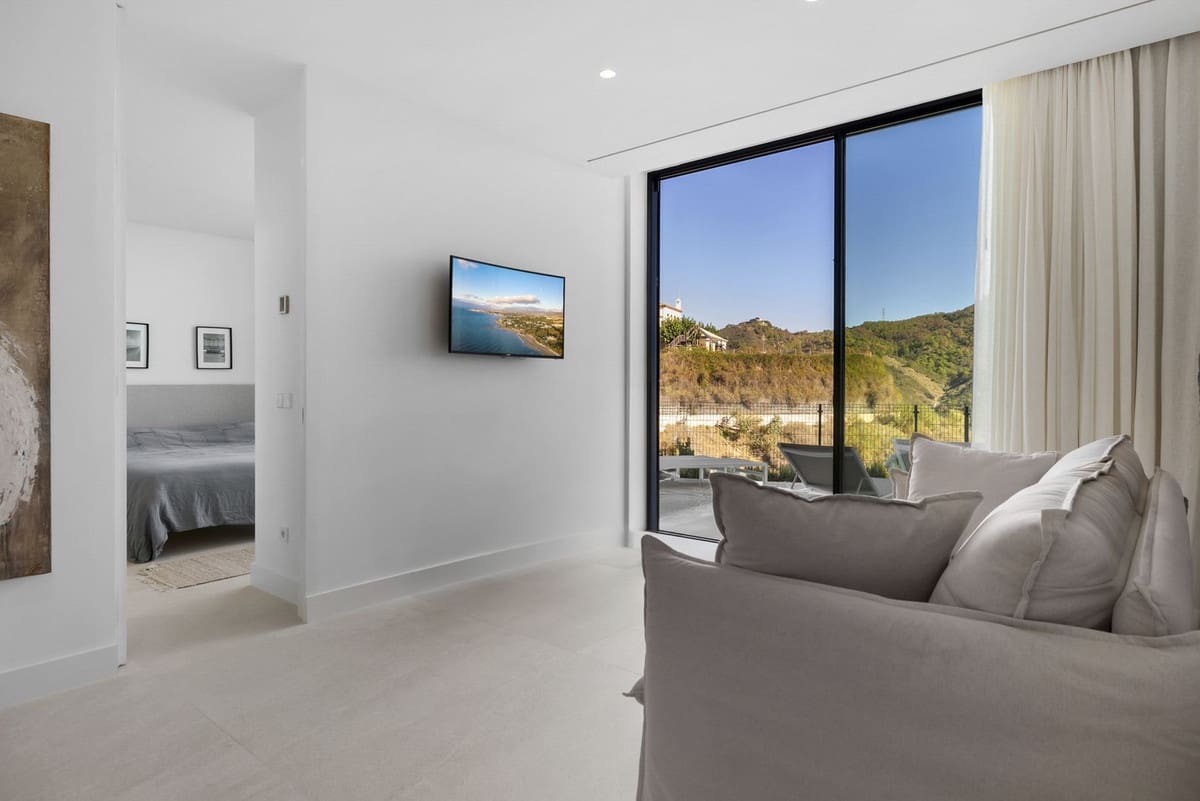 6 bedroom Villa for sale in Benahavis - € 4,895,000 (Ref: 9131725)