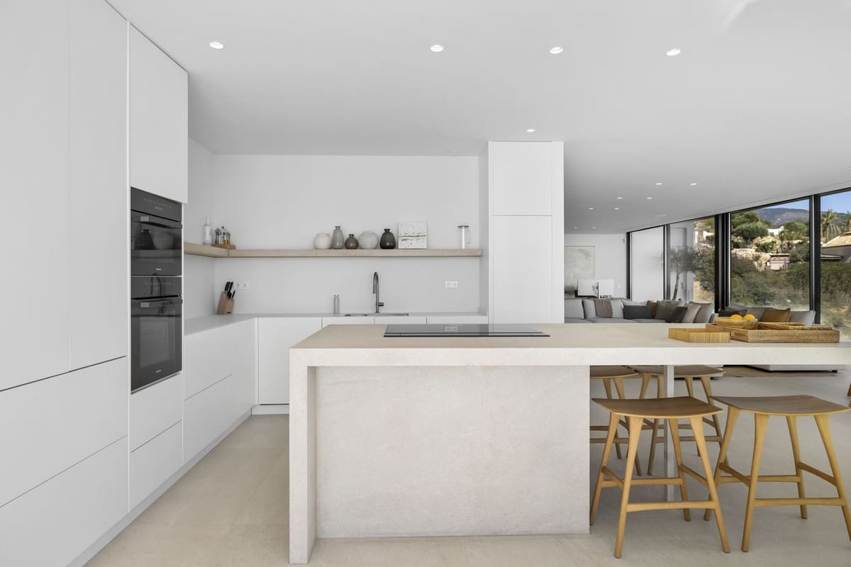 6 bedroom Villa for sale in Benahavis - € 4,895,000 (Ref: 9131725)