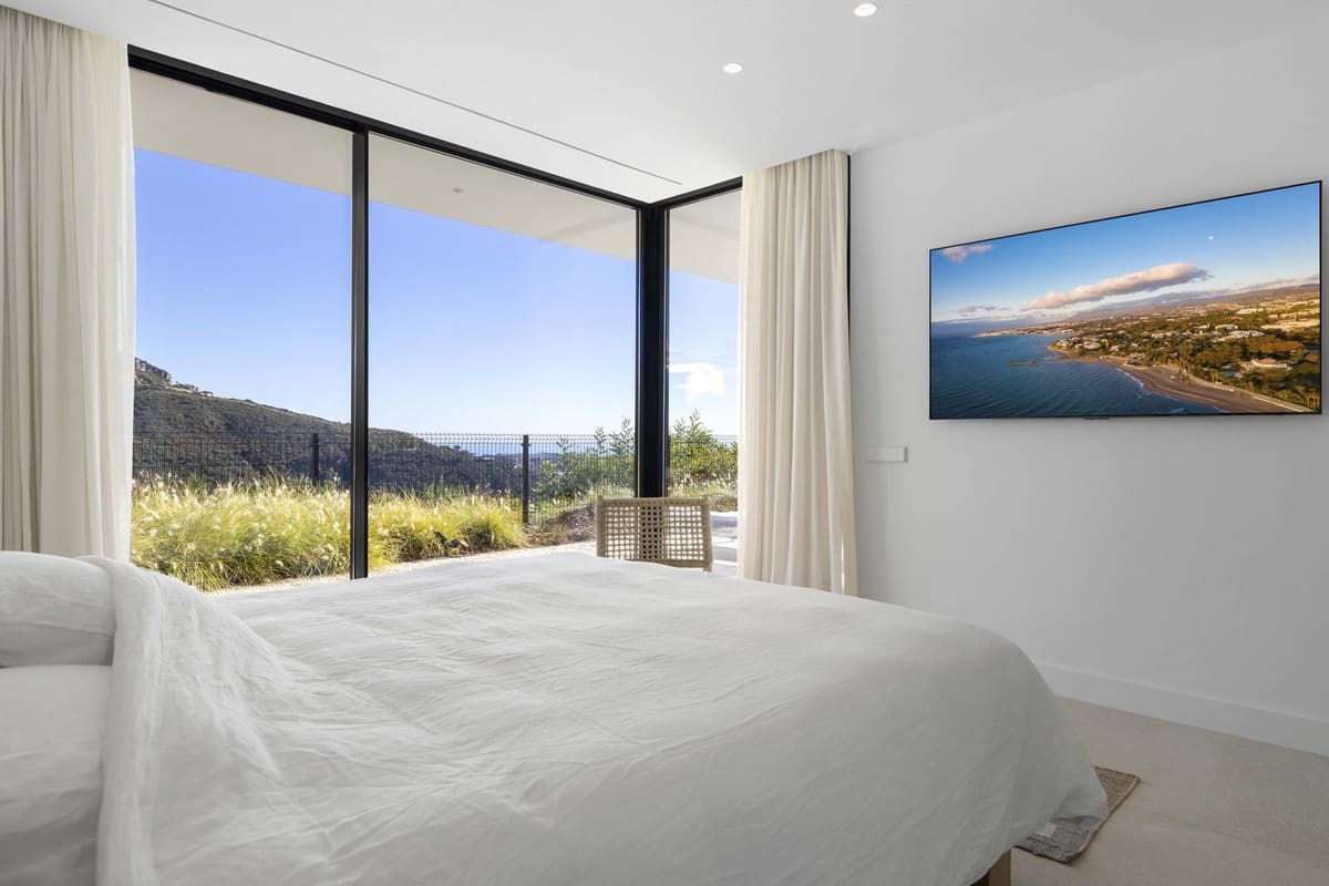 6 bedroom Villa for sale in Benahavis - € 4,895,000 (Ref: 9131725)