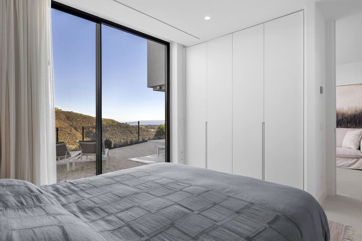 6 bedroom Villa for sale in Benahavis - € 4,895,000 (Ref: 9131725)