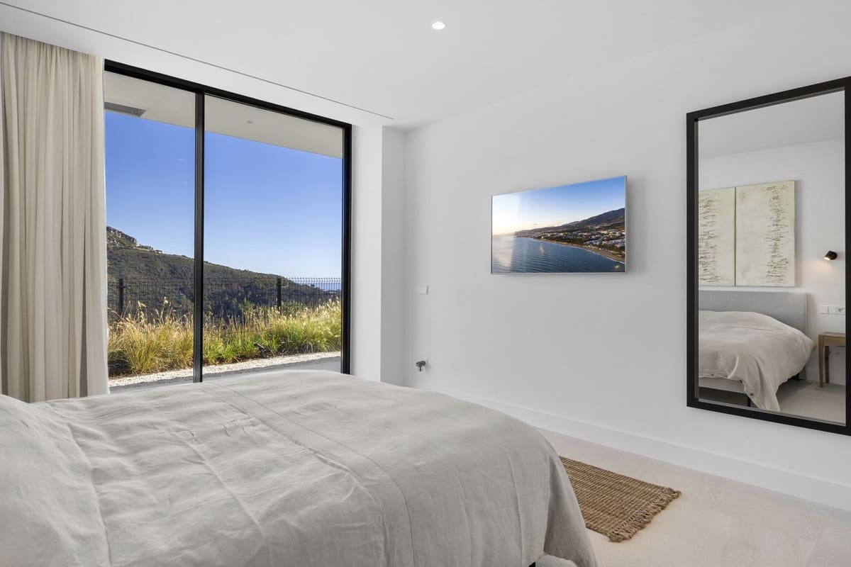 6 bedroom Villa for sale in Benahavis - € 4,895,000 (Ref: 9131725)