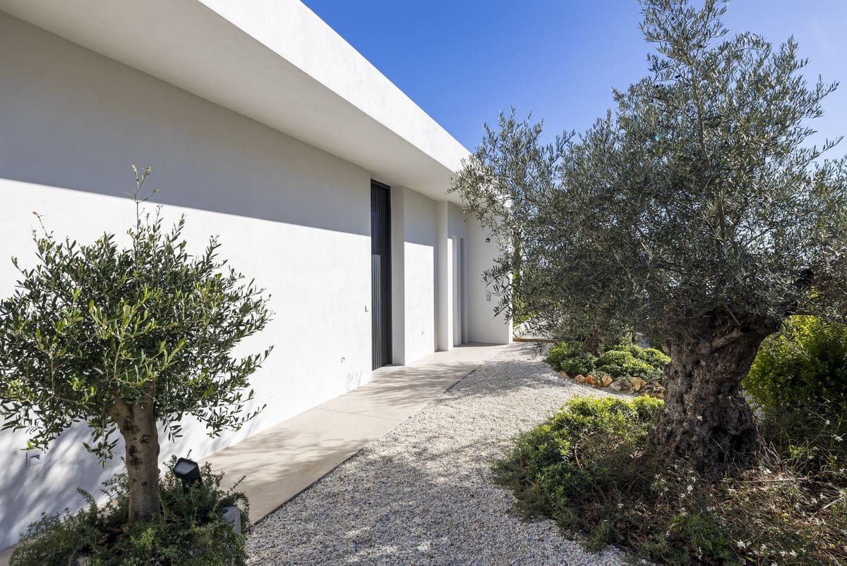 6 bedroom Villa for sale in Benahavis - € 4,895,000 (Ref: 9131725)