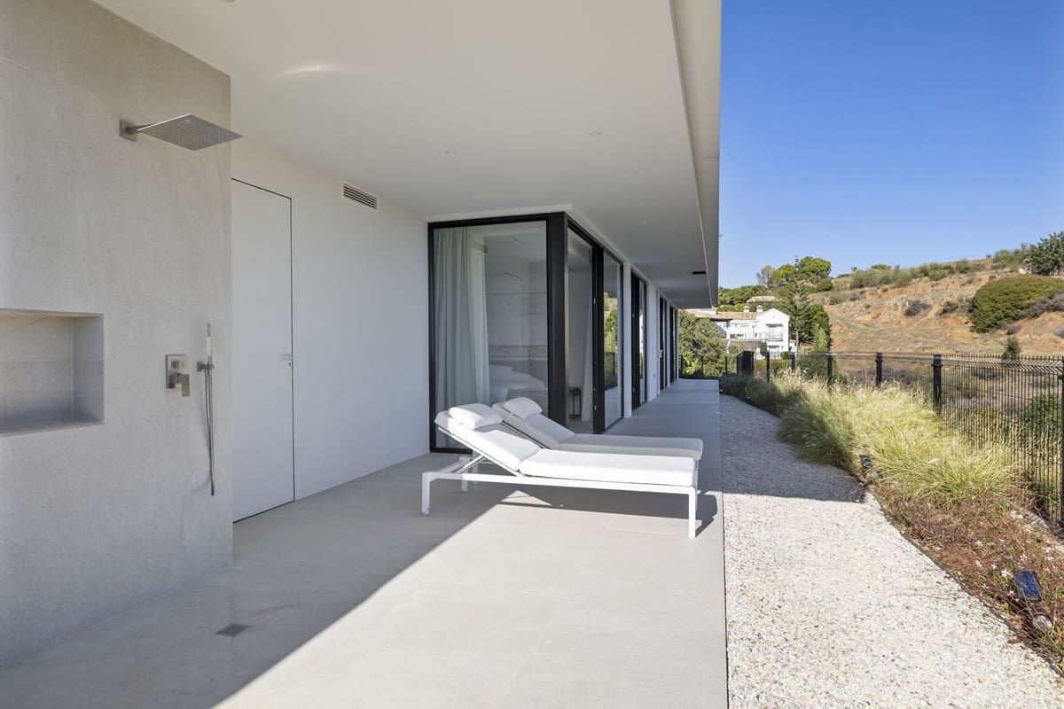 6 bedroom Villa for sale in Benahavis - € 4,895,000 (Ref: 9131725)