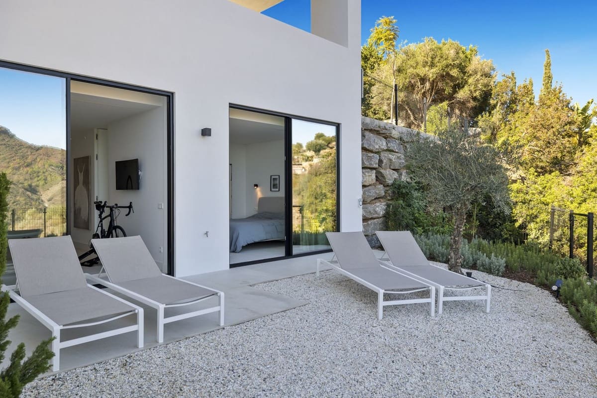 6 bedroom Villa for sale in Benahavis - € 4,895,000 (Ref: 9131725)