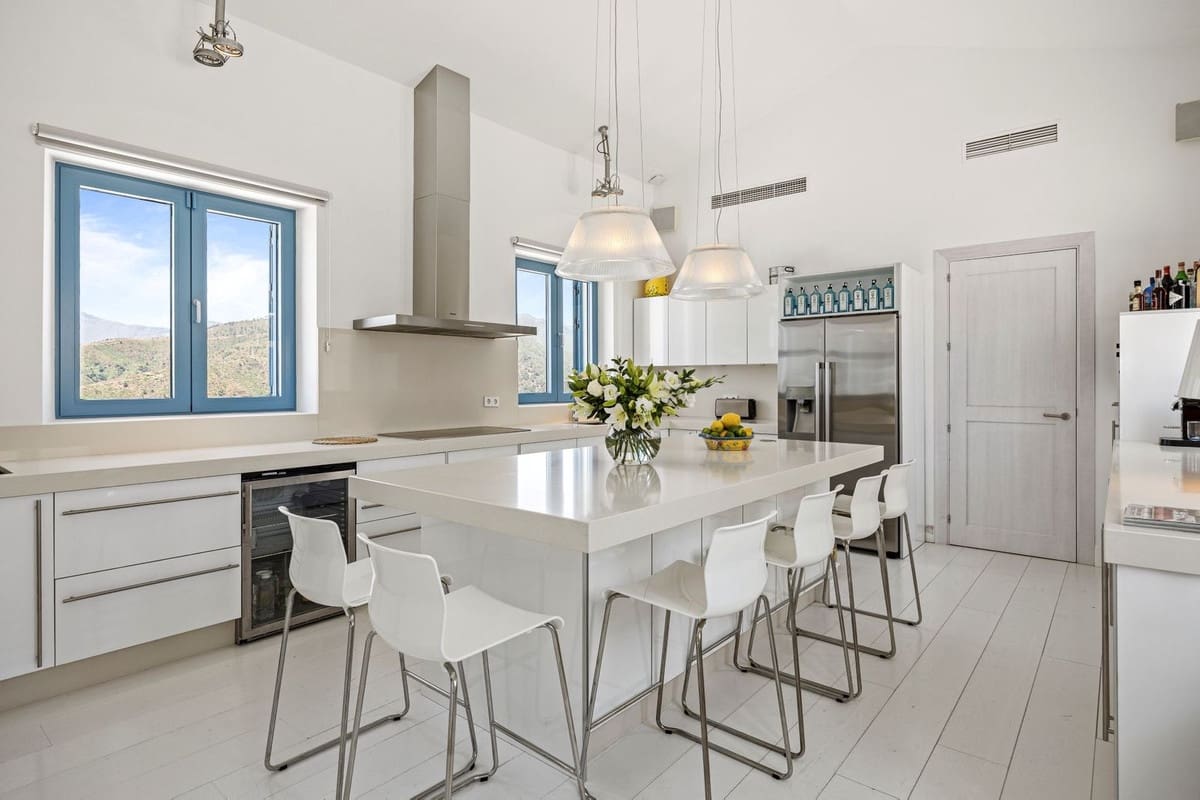 5 bedroom Villa for sale in Benahavis - € 4,750,000 (Ref: 9131726)