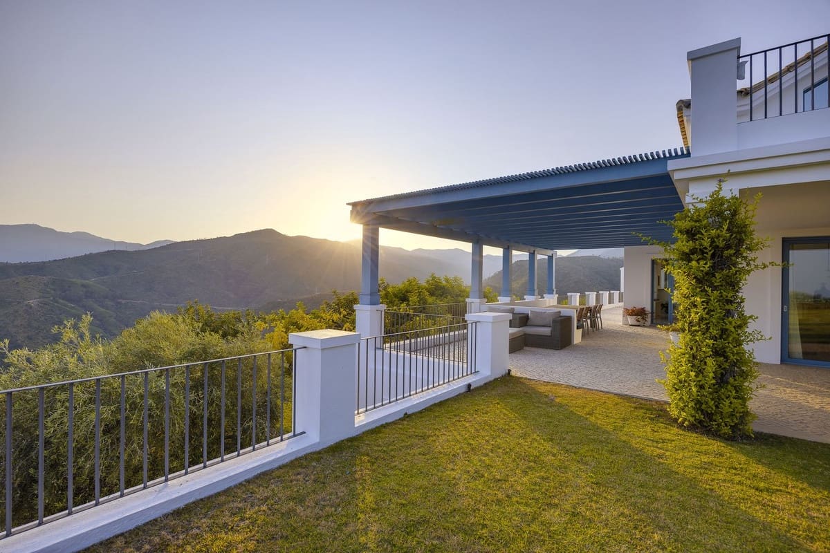 5 bedroom Villa for sale in Benahavis - € 4,750,000 (Ref: 9131726)