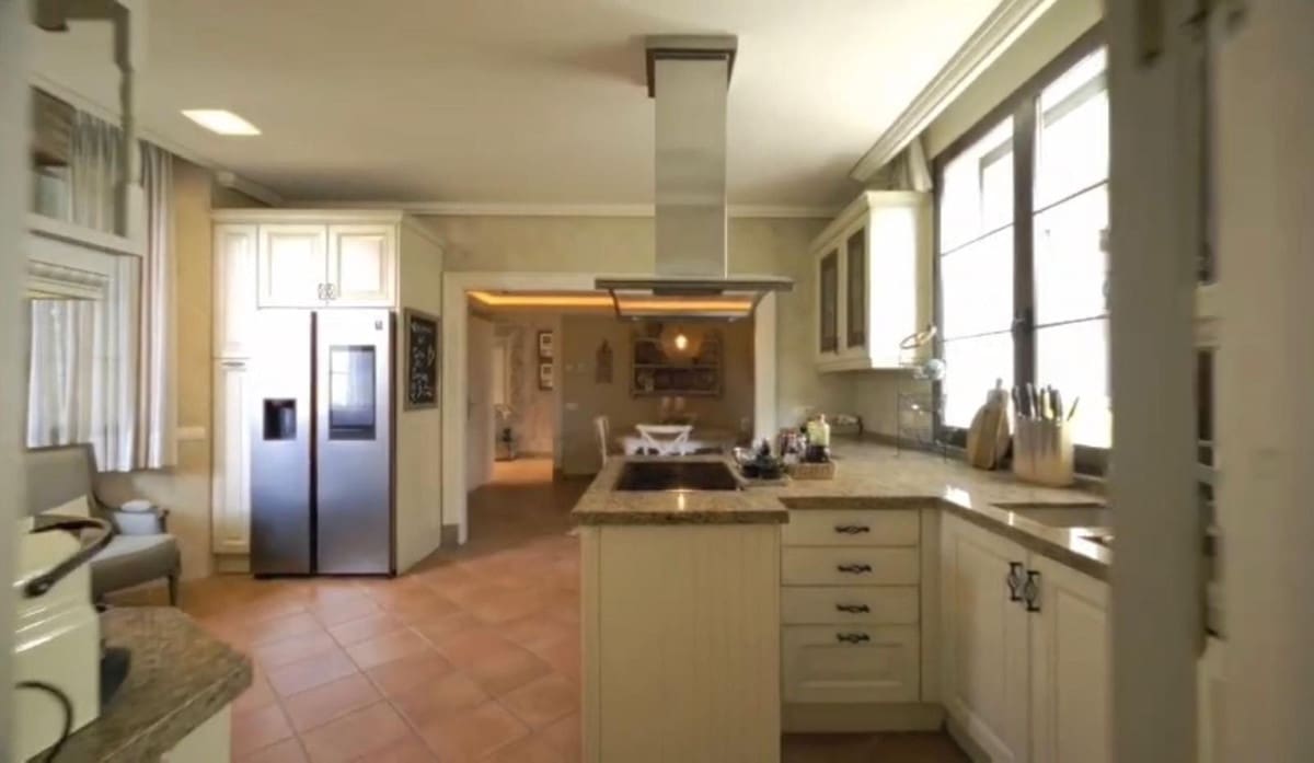 8 slaapkamer Villa te koop in Guadalmina met garage - € 7.500.000 (Ref: 9144523)