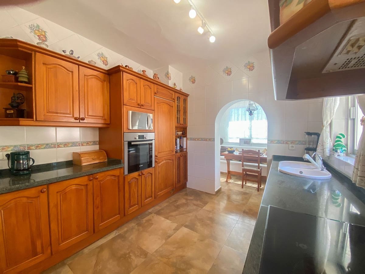 3 slaapkamer Villa te koop in Guadalmina met garage - € 1.240.000 (Ref: 9144533)