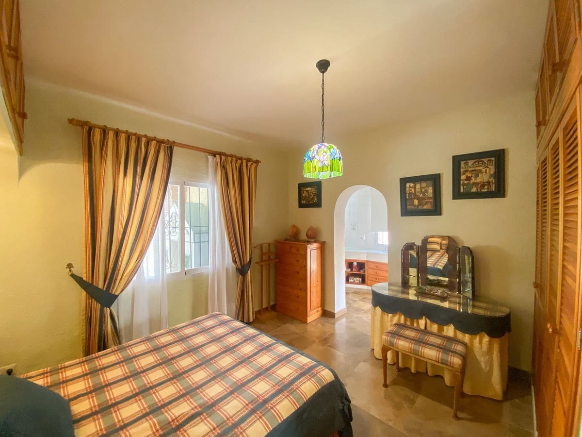 3 slaapkamer Villa te koop in Guadalmina met garage - € 1.240.000 (Ref: 9144533)