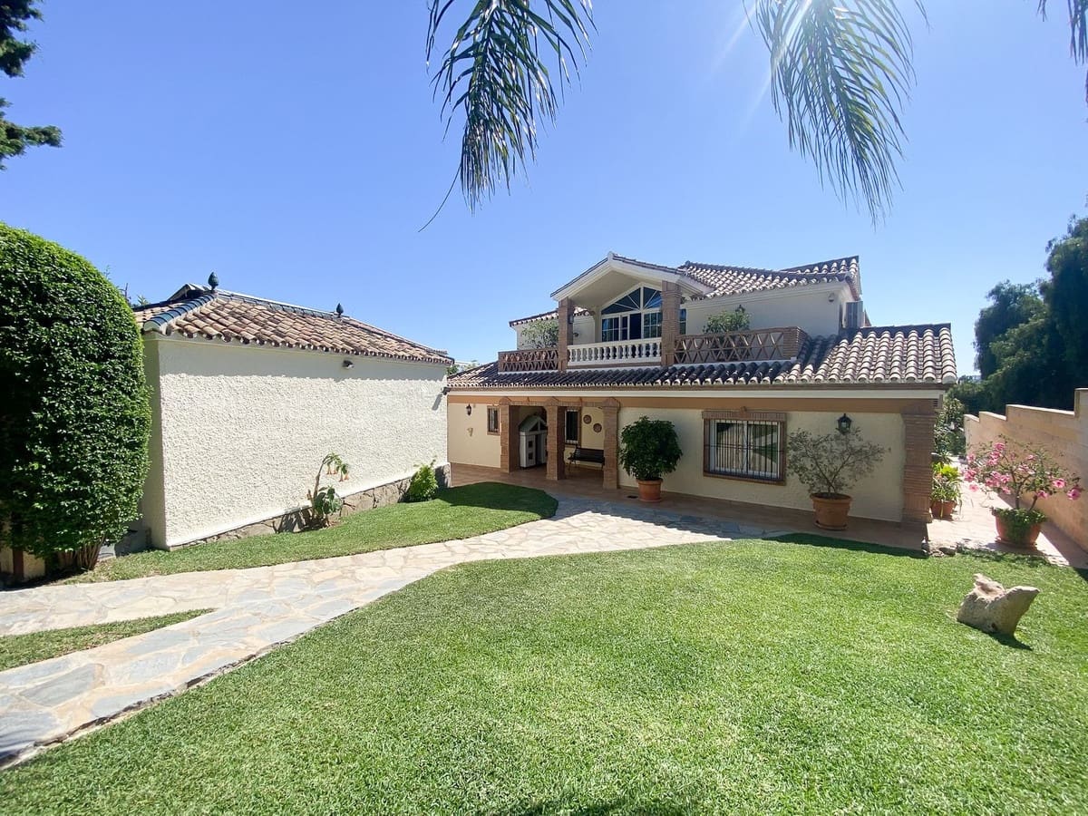 3 slaapkamer Villa te koop in Guadalmina met garage - € 1.240.000 (Ref: 9144533)