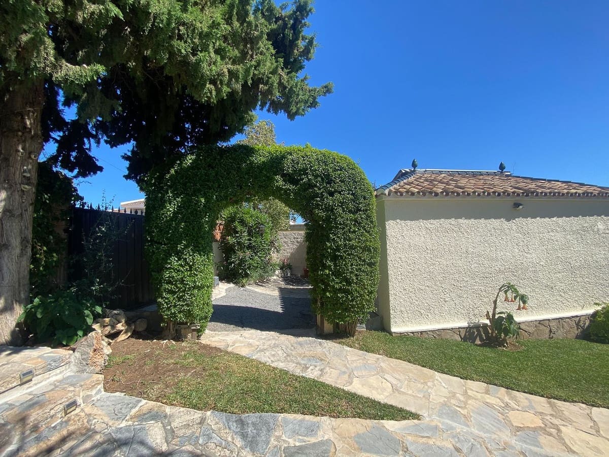 3 slaapkamer Villa te koop in Guadalmina met garage - € 1.240.000 (Ref: 9144533)