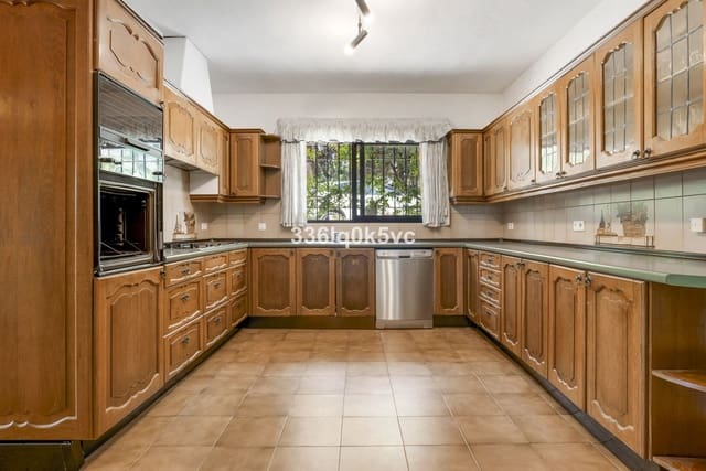 4 makuuhuone Huvila myytävänä paikassa Las Chapas, Marbella mukana 
autotalli - 1 750 000 € (Ref: 9144664)