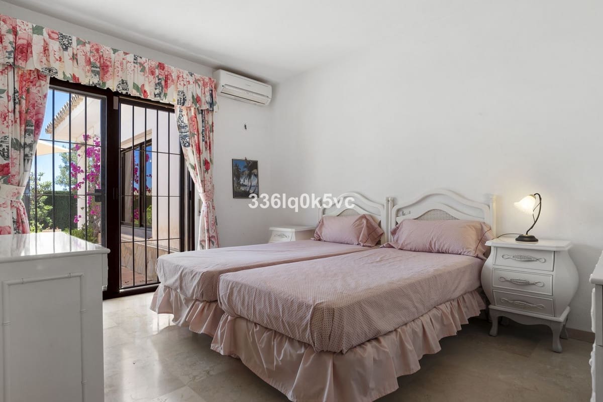 4 bedroom Villa for sale in Las Chapas with garage - € 1,750,000 (Ref: 9144664)