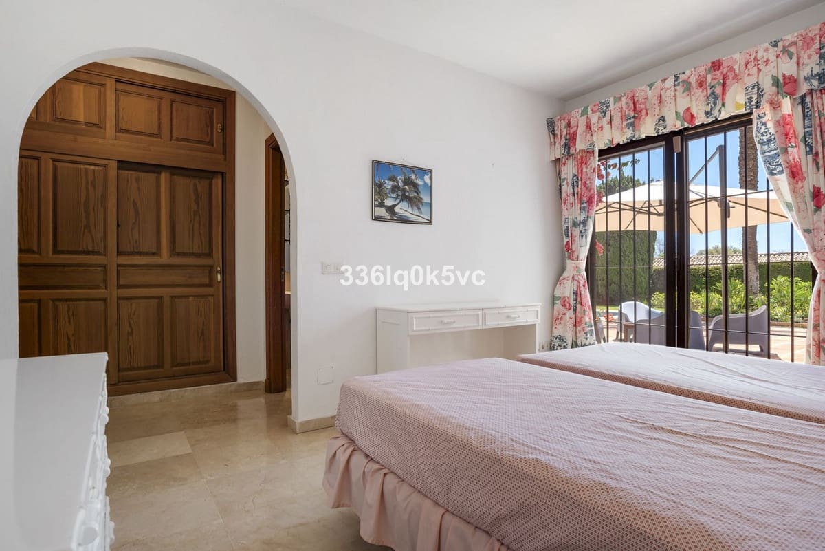 4 bedroom Villa for sale in Las Chapas with garage - € 1,750,000 (Ref: 9144664)