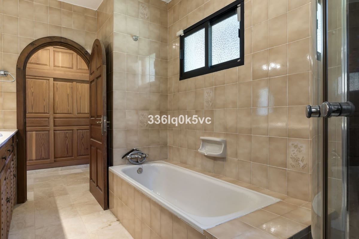 4 bedroom Villa for sale in Las Chapas with garage - € 1,750,000 (Ref: 9144664)
