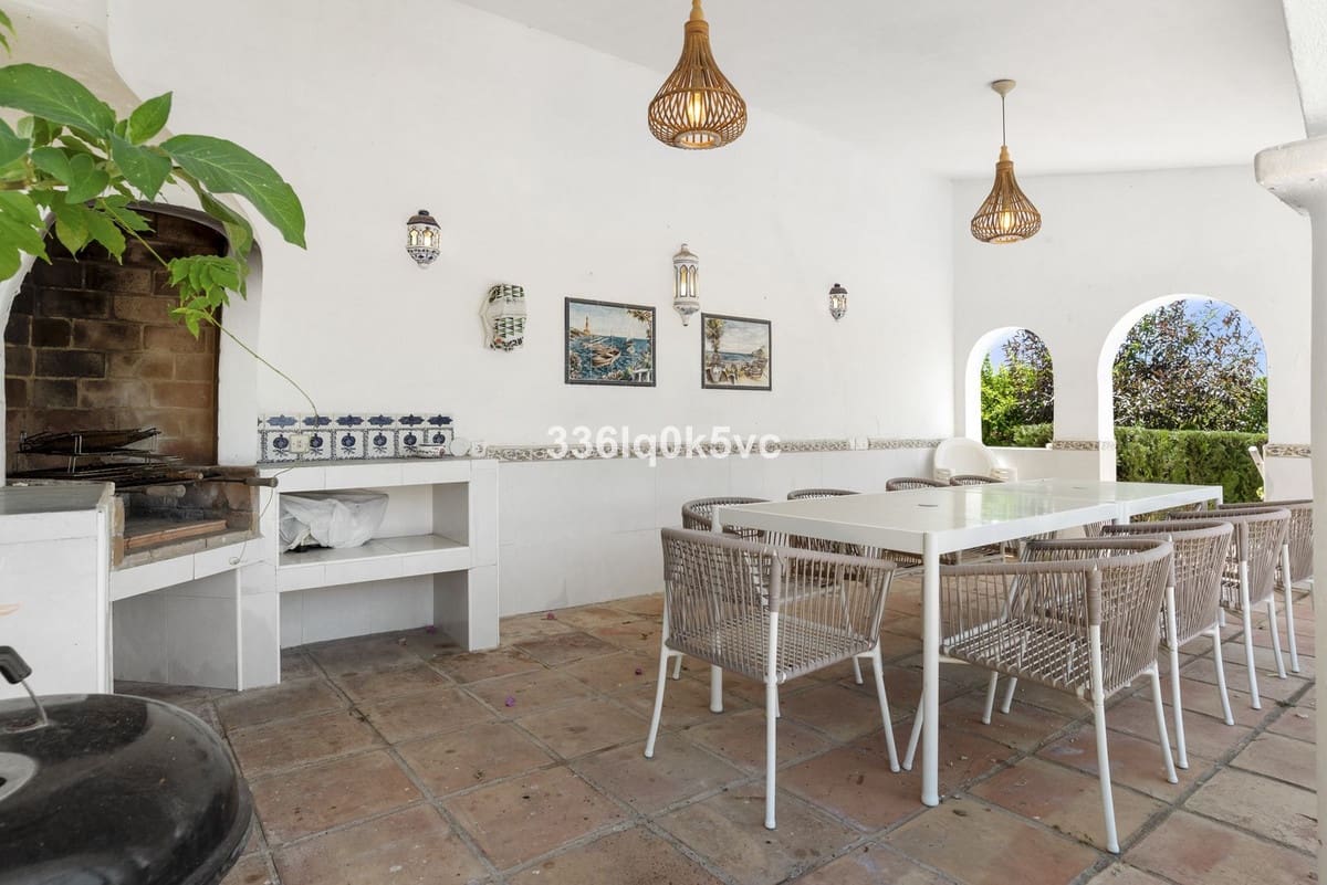 4 bedroom Villa for sale in Las Chapas with garage - € 1,750,000 (Ref: 9144664)
