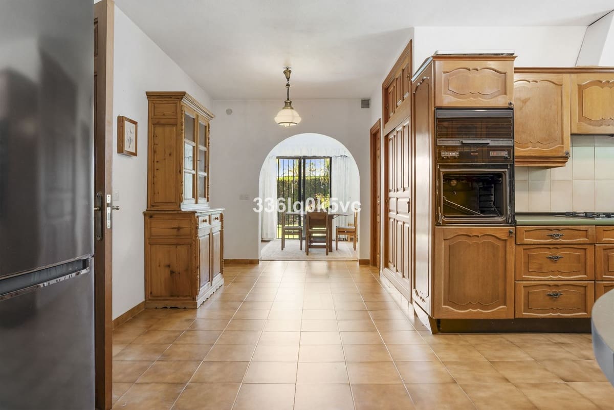 4 bedroom Villa for sale in Las Chapas with garage - € 1,750,000 (Ref: 9144664)