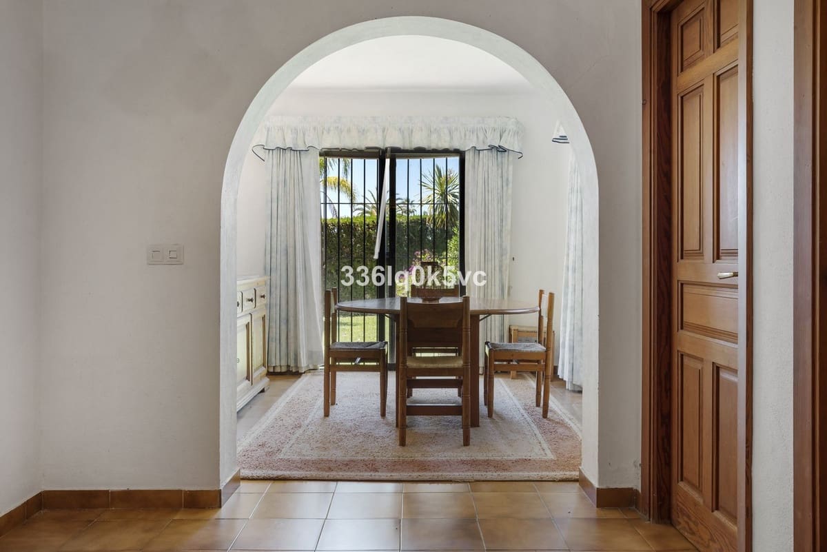 4 bedroom Villa for sale in Las Chapas with garage - € 1,750,000 (Ref: 9144664)