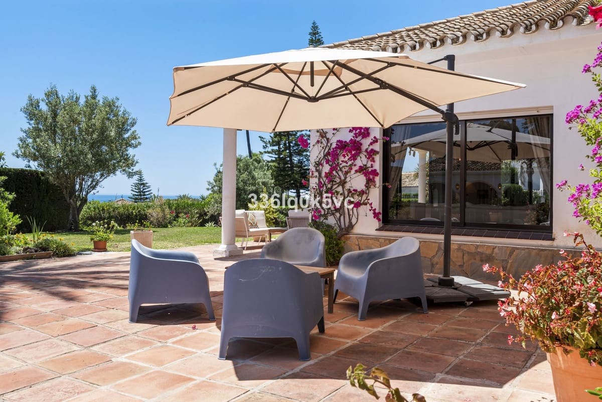 4 bedroom Villa for sale in Las Chapas with garage - € 1,750,000 (Ref: 9144664)