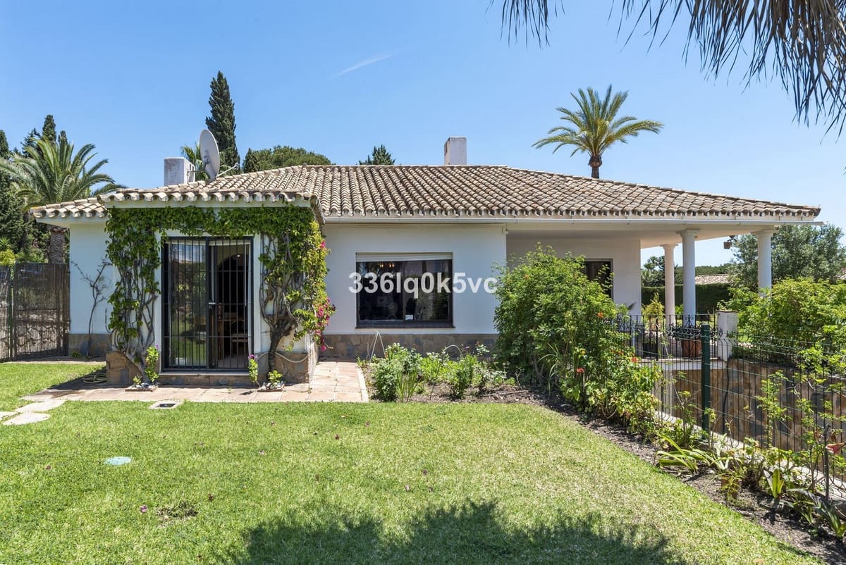 4 bedroom Villa for sale in Las Chapas with garage - € 1,750,000 (Ref: 9144664)