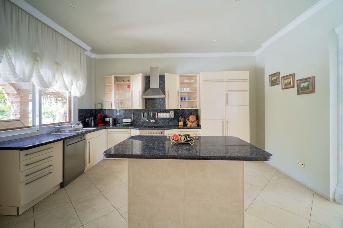 7 sypialnia Willa na sprzedaż w Marbella z garażem - 2 285 000 € (Ref: 9144672)