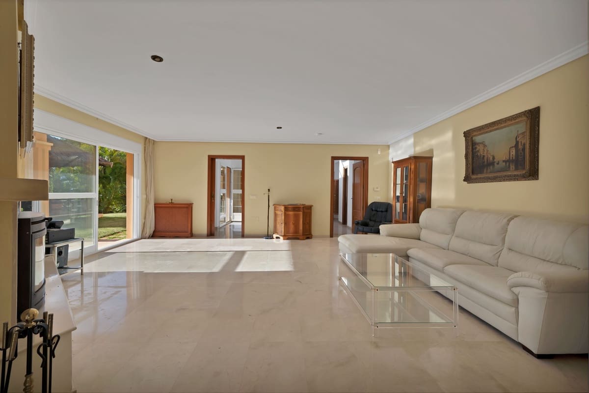 4 bedroom Villa for sale in Marbella - € 1,395,000 (Ref: 9144674)