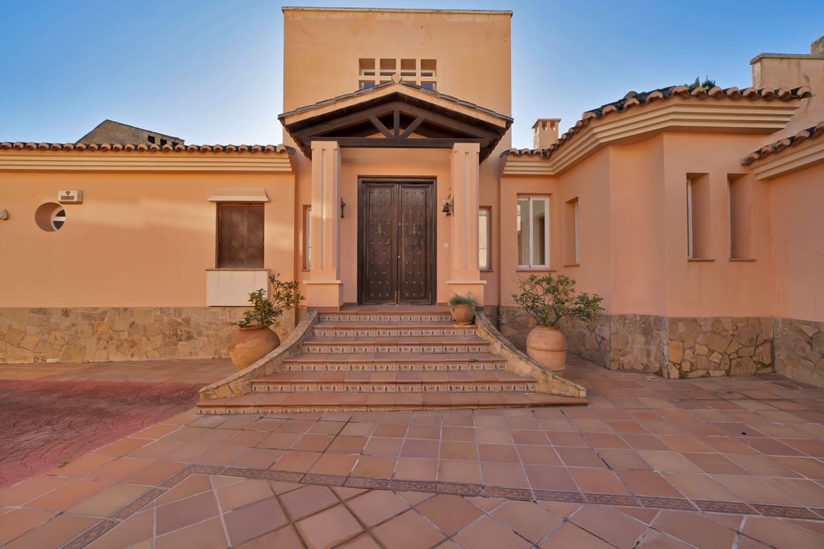 4 bedroom Villa for sale in Marbella - € 1,395,000 (Ref: 9144674)