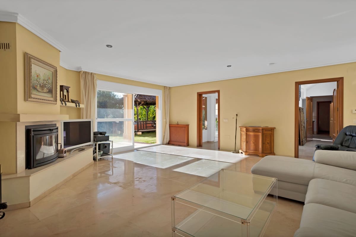 4 bedroom Villa for sale in Marbella - € 1,395,000 (Ref: 9144674)