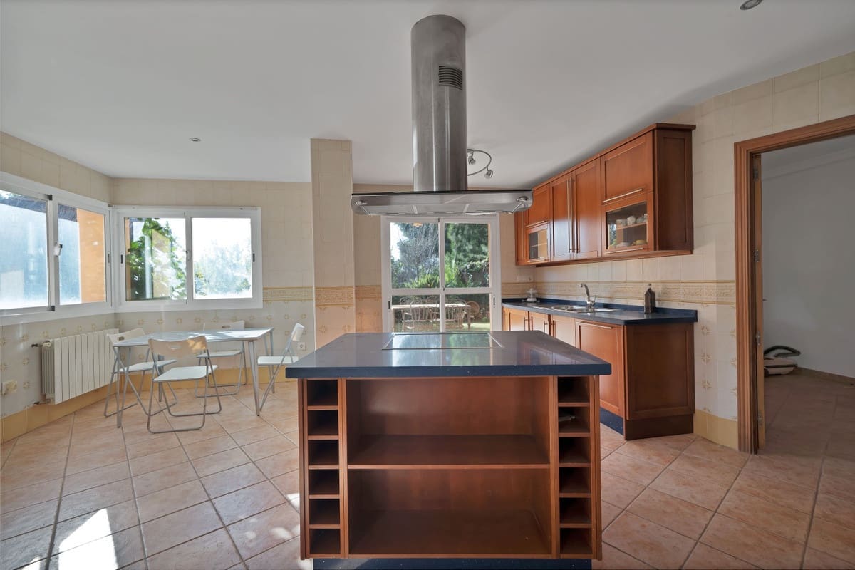 4 bedroom Villa for sale in Marbella - € 1,395,000 (Ref: 9144674)