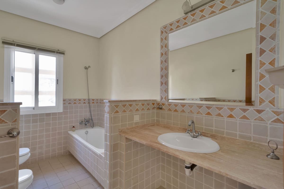 4 bedroom Villa for sale in Marbella - € 1,395,000 (Ref: 9144674)