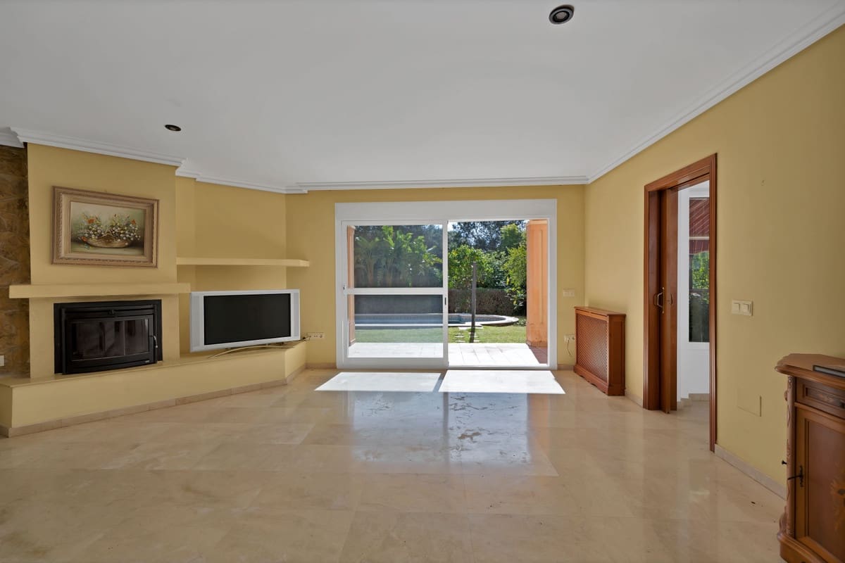 4 bedroom Villa for sale in Marbella - € 1,395,000 (Ref: 9144674)