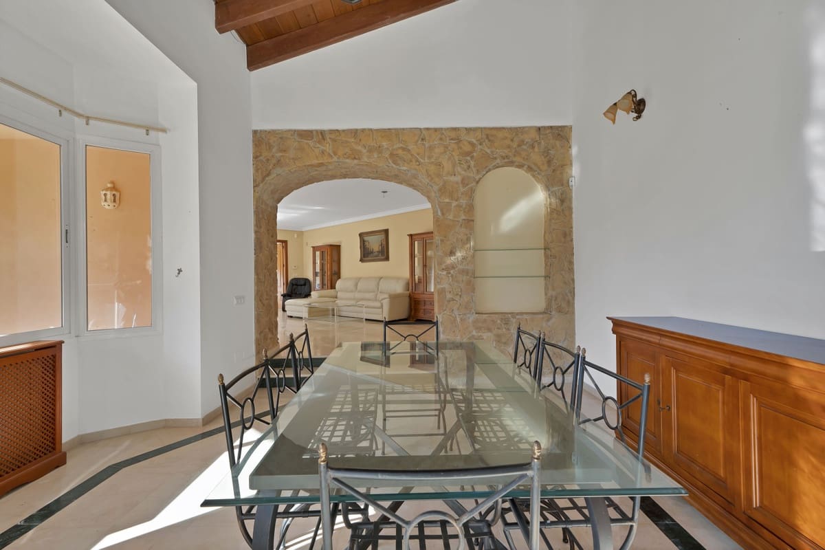 4 bedroom Villa for sale in Marbella - € 1,395,000 (Ref: 9144674)