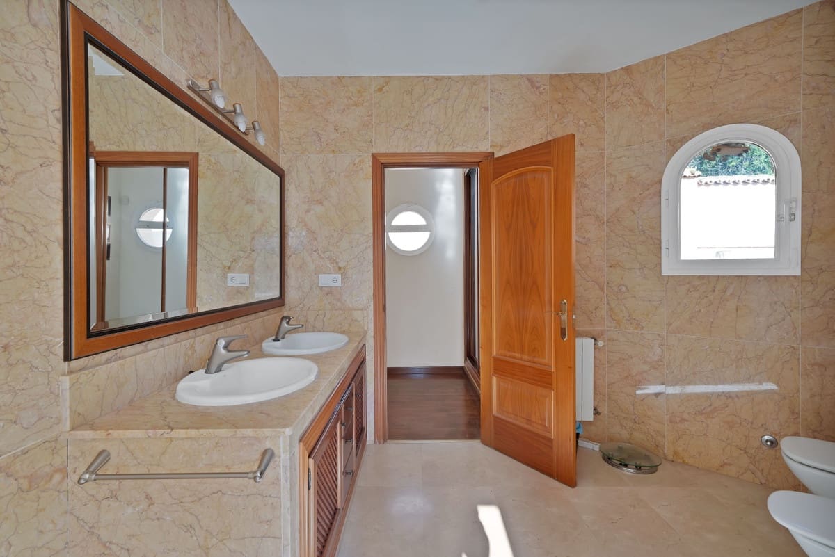 4 bedroom Villa for sale in Marbella - € 1,395,000 (Ref: 9144674)