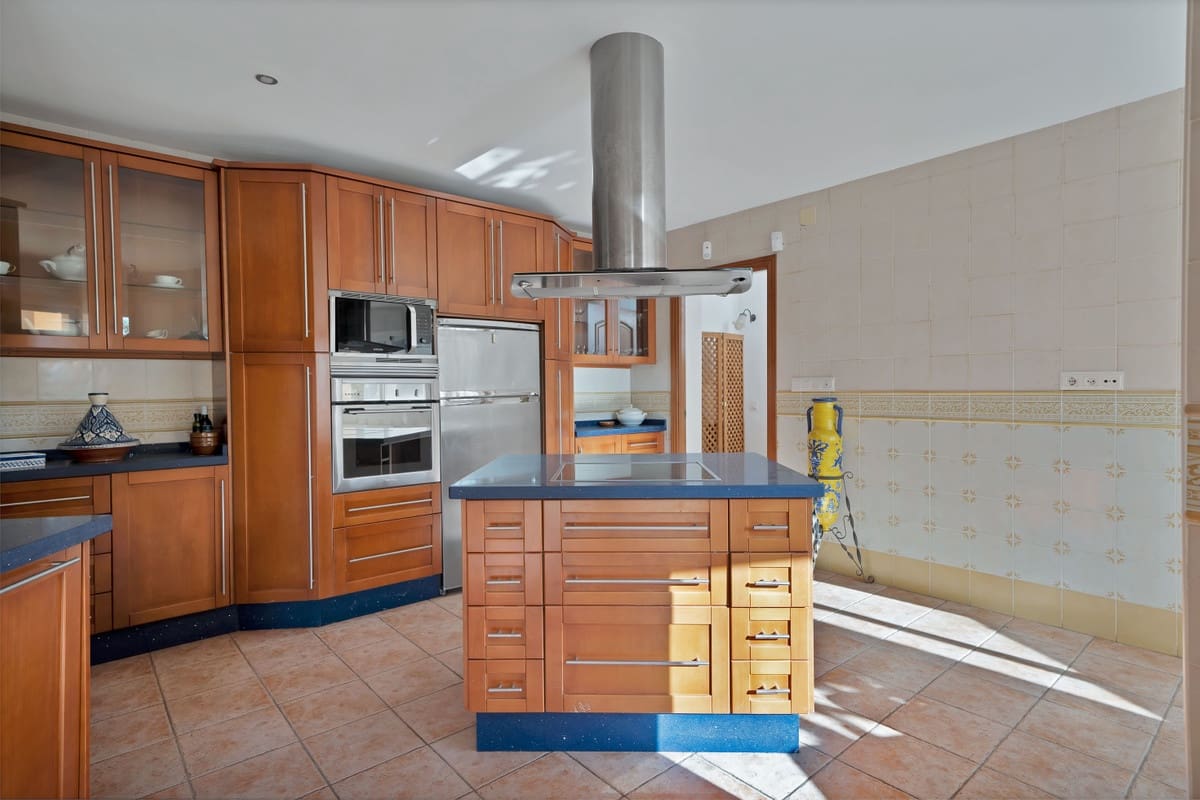 4 bedroom Villa for sale in Marbella - € 1,395,000 (Ref: 9144674)