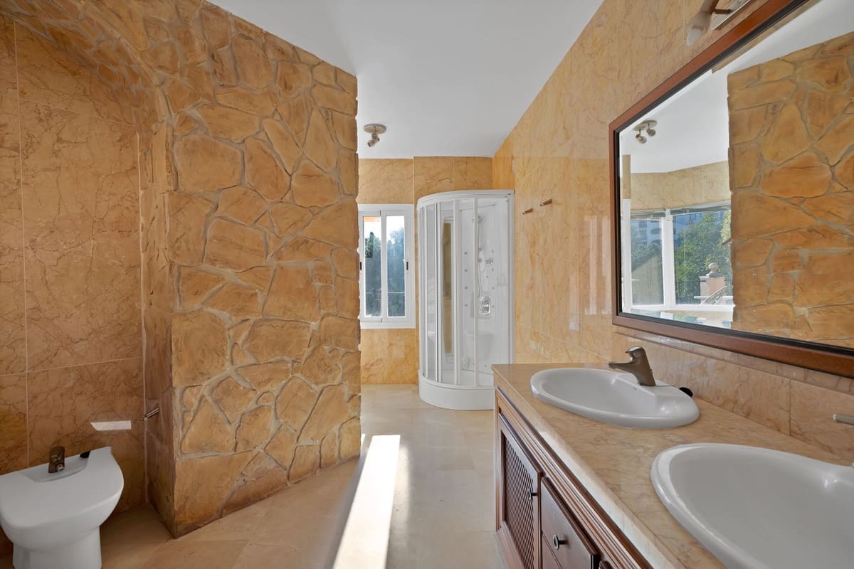 4 bedroom Villa for sale in Marbella - € 1,395,000 (Ref: 9144674)