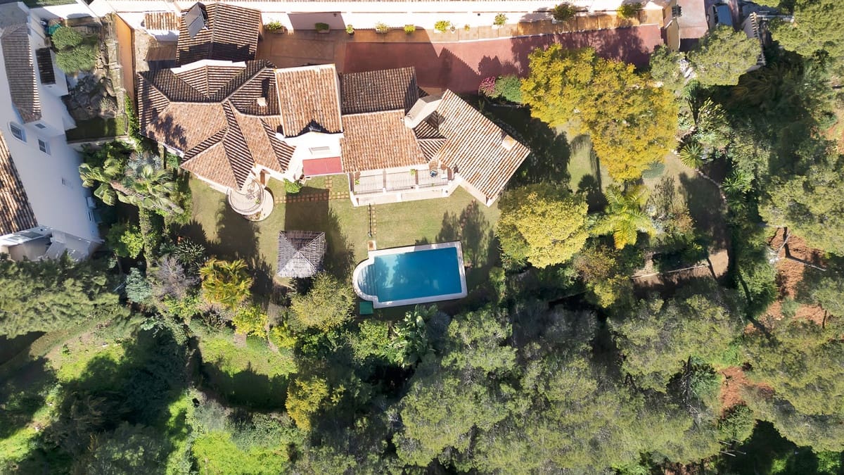 4 bedroom Villa for sale in Marbella - € 1,395,000 (Ref: 9144674)