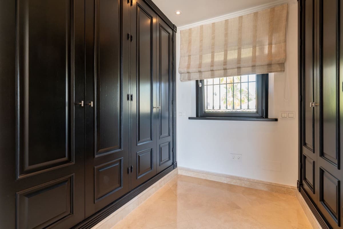 5 bedroom Villa for sale in La Cala de Mijas with garage - € 3,650,000 (Ref: 9144997)