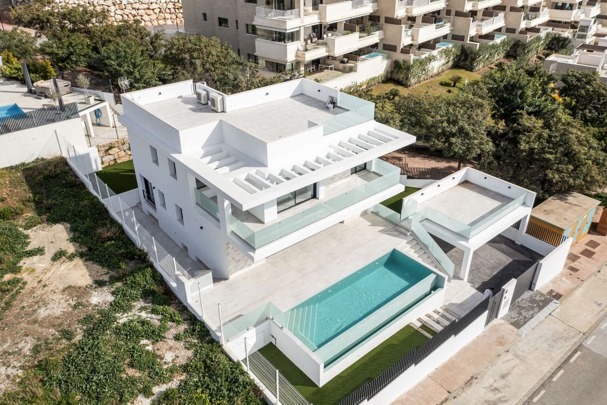 6 makuuhuone Huvila myytävänä paikassa La Cala de Mijas - 2 650 000 € (Ref: 9145002)